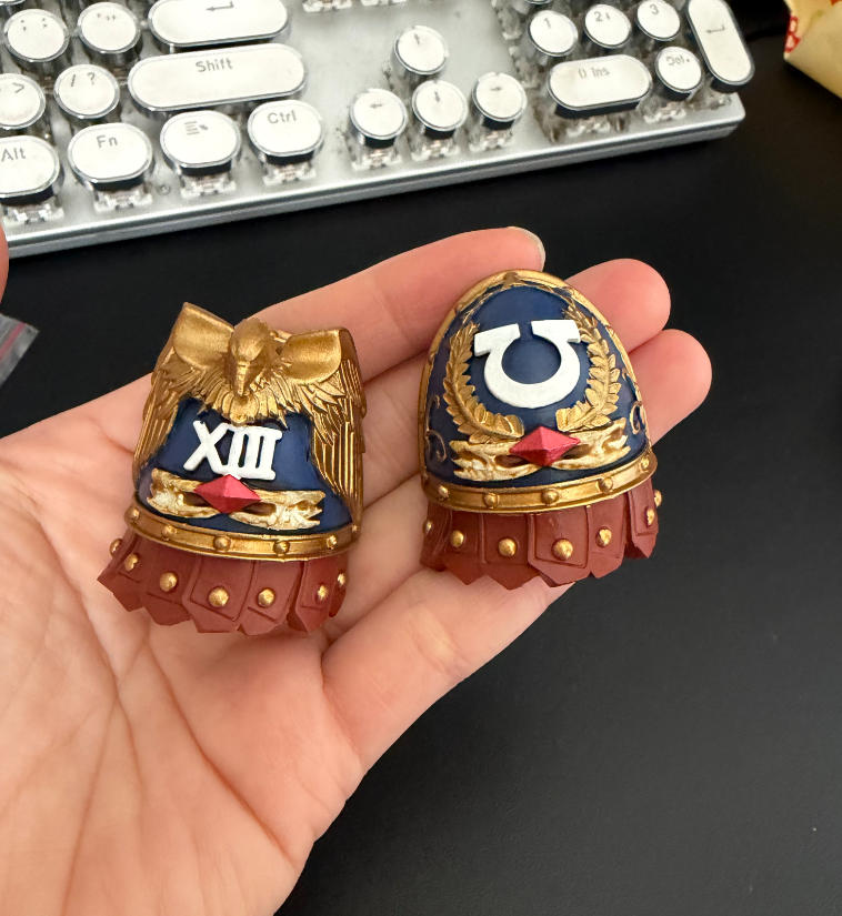 【PRE-ORDER】Premium painted Shoulder Pauldrons  Pads For joytoy warhammer 4.0 Ultramarines Figure